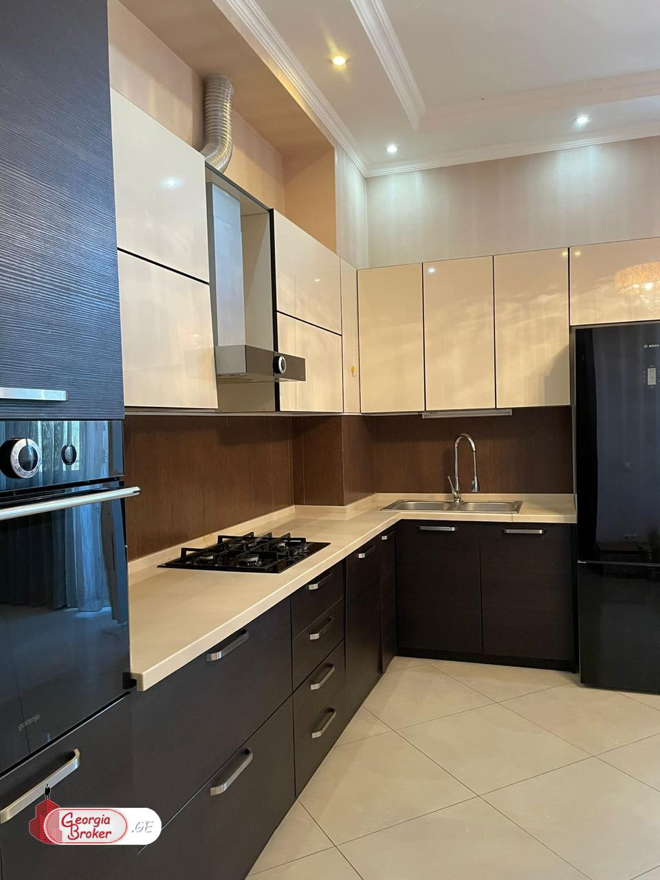 продается квартира с новым ремонтом 3-комнаты